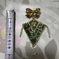 ビーズ刺繍の緑と金色ブローチ＊リボン付き