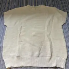 クリーム色 ノースリーブニット