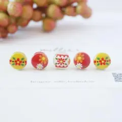 刺繍　花　北欧　レッド　北欧柄　小さいピアス　タイルピアス　イヤリング　タイル