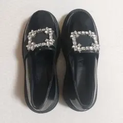 ビジュー付き黒ローファー