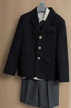 黒スーツとチェック柄ショートパンツセット