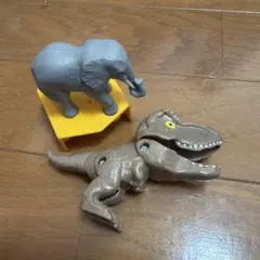 象と恐竜のフィギュアセット