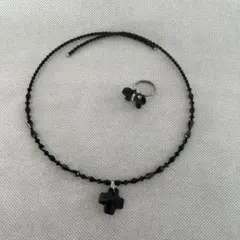 ブラックビーズのネックレスと蝶々のリングセット