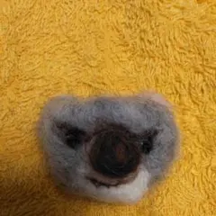 羊毛フェルトわるいくまのブローチ