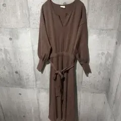 ニットワンピース　長袖　リボン付き　ウエストゴムＶネック　ブラウン　レディース
