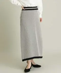 902新品未使用タグ付きa.v.v 定価7800円白黒ストライプ タイトロンスカのサムネイル