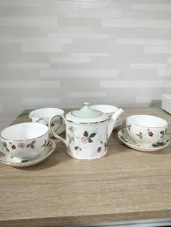ウェッジウッド　ティーポットカップセット　ワイルドストロベリー