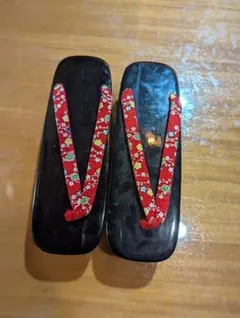 黒い木製の下駄 赤色花柄帯