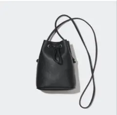 美品　完売品　ユニクロ　レザータッチミニドローストリングショルダーバッグ　黒