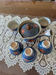 青色と白色の急須と小さい湯呑みセット