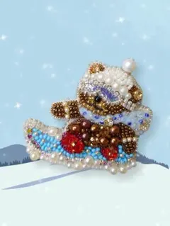 き*ね様 ビーズ刺繍ブローチ　スノボくまちゃん　ハンドメイド　チャーム