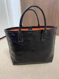 黒のトートバッグ