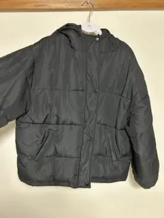 フード付きグレーのダウンジャケット