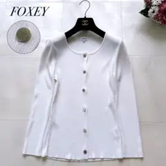 美品✨フォクシー リブニットカーディガン ロゴ刻印ボタン ホワイト 40のサムネイル