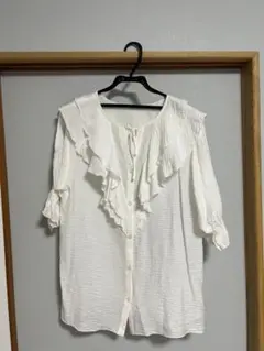 フリル付きホワイト五分袖シャツ