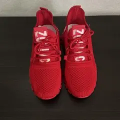 赤いメッシュスポーツシューズ