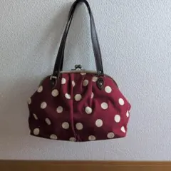 水玉模様の赤いハンドバッグ