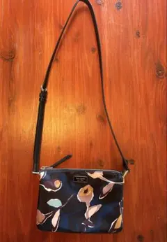 【kate spade】ショルダーバッグ 花柄 ネイビー 軽量 斜めがけ
