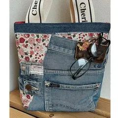 デニムリメイク＊ハンドメイドトートバッグ＊バッグクリップ付き♡レッドベージュのサムネイル
