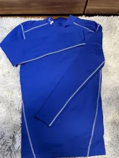 青い長袖アンダーシャツ