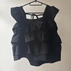 フリル付き黒ノースリーブトップス