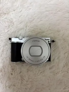 Nikon 1 J5 シルバー 10-30mm PD-ZOOM バッテリーなし