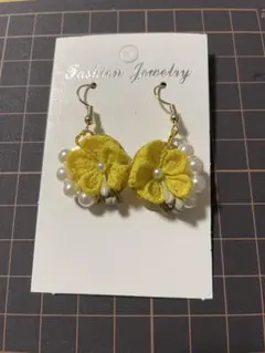 フラワーピアス黄色