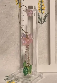 ハンドメイド　ピンク系の小さなお花のフラワーボールデザイン　イヤーフック