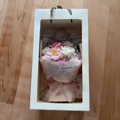 테디 베어와 꽃다발 선물