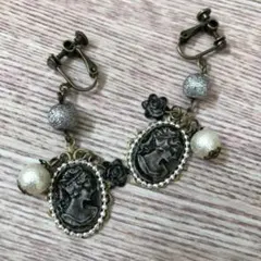 カメオ風ミニバラコットンパール添えイヤリング 黒ブラック 古美