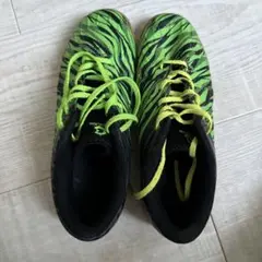 サッカーシューズ 緑と黒のストライプ