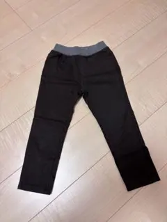 焦茶色のスリムフィット長ズボン