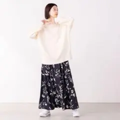 hunch ハンチ サテン花柄フレアロングスカート 黒のサムネイル