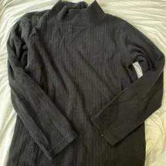 黒いリブ編みハイネック長袖カットソー