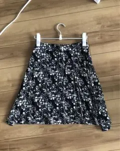 GAP. 夏用　花柄フレアスカート ミニ丈 ブラックのサムネイル