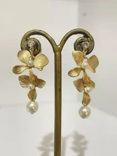 ゴールドの花びらデザイン イヤリング