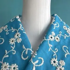 1001半衿　ターコイズブルー ×オフホワイト　花柄刺繍 レトロ　モダン　差し色