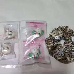 ハローキティ×サーティワンアイスクリームチャーム2個、クッキー2個、シュシュ1個