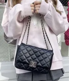 エンブレム付キルティングショルダーバッグ