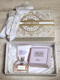 Miss Dior Essence 30ml 星型ポーチ付き DIOR Miss Dior Essence Holiday 2025 Star Ornament Mini 5mL .17oz