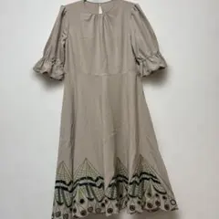 ベージュ フリル袖 刺繍 ワンピース