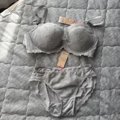 グレーのブラジャーショーツセット D80 M