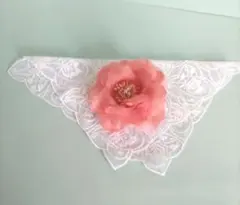 ピンクの花のコサージュとレースのチーフ