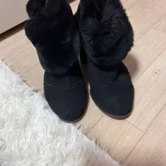 ファー付き黒ショートブーツ