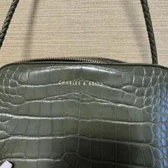 CHARLES & KEITH クロコダイル型押しショルダーバッグ