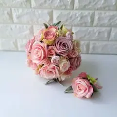 サーモンピンク系ラウンドブーケとブートニア