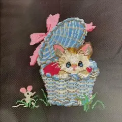 猫とバスケット　クロスステッチクッションカバー　未完成