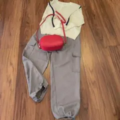 グレーのパンツとホワイトセーターセットアップ