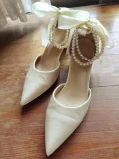 アイボリー パールリボン ポインテッドトゥパンプス 白