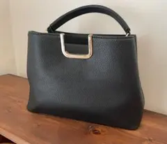 黒の合成皮革ショルダーバッグ